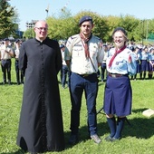 Apel po Mszy św. podczas inauguracji roku. Na pierwszym planie ks. Marcin Gregiel oraz hufcowi Anna Soból i Sebastian Suroń. 