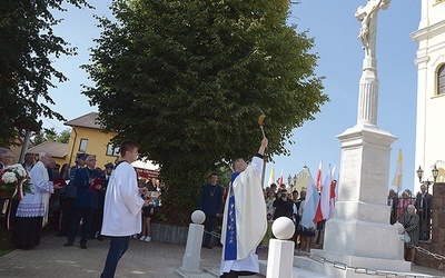 Poświęcenia dokonał ks. Sławomir Grochalak SAC, kustosz świątyni MB Wychowawczyni w Czarnej.