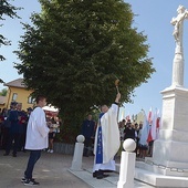 Poświęcenia dokonał ks. Sławomir Grochalak SAC, kustosz świątyni MB Wychowawczyni w Czarnej.