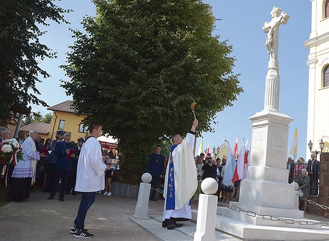 Poświęcenia dokonał ks. Sławomir Grochalak SAC, kustosz świątyni MB Wychowawczyni w Czarnej.