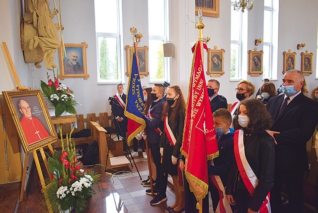 W uroczystości wzięły udział poczty sztandarowe.