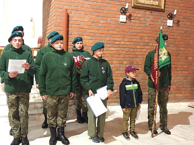 Specjalny program z tej okazji przygotowali harcerze z 54. Stalowowolskiej Drużyny Harcerskiej ZHP im. ppor. B. Kochana.