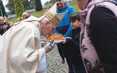 – Tajemnica złożonego na ołtarzu bochna, symbolu ciężkiej pracy rolnika, osiąga swój szczyt w sprawowaniu Eucharystii – mówił ks. Marian Kujawski.
