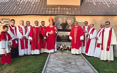 Wspólne zdjęcie przy poświęconej tablicy.