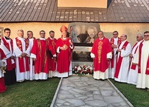 Wspólne zdjęcie przy poświęconej tablicy.