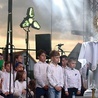 Kiedy na scenie pojawił się Jezus w Eucharystii, wszyscy uklękli.