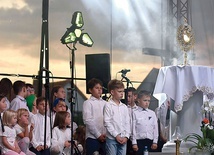 Kiedy na scenie pojawił się Jezus w Eucharystii, wszyscy uklękli.