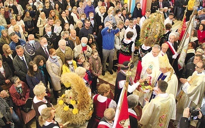 Procesja z darami i błogosławieństwo wieńców dożynkowych.