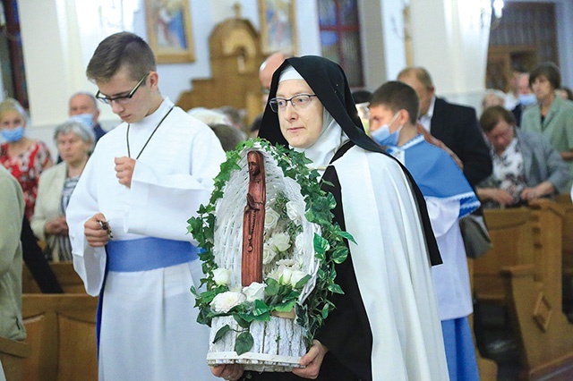 Procesja z figurką Maryi Rwandyjskiej.