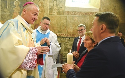 Bp Artur Ważny wręczył nowej parze diecezjalnej Domowego Kościoła świecę symbolizującą ich zadania w ramach oazowych spotkań małżeństw i rodzin.