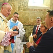 Bp Artur Ważny wręczył nowej parze diecezjalnej Domowego Kościoła świecę symbolizującą ich zadania w ramach oazowych spotkań małżeństw i rodzin.