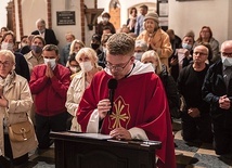 Ksiądz Maciej Jaszczołt poprowadził modlitwę przy sarkofagu Prymasa Tysiąclecia.