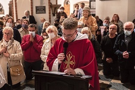 Ksiądz Maciej Jaszczołt poprowadził modlitwę przy sarkofagu Prymasa Tysiąclecia.