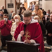 Ksiądz Maciej Jaszczołt poprowadził modlitwę przy sarkofagu Prymasa Tysiąclecia.