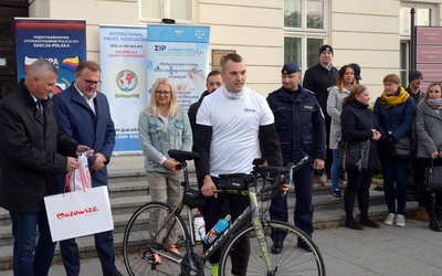Sebastian Nowacki (z rowerem) przed Urzędem Miasta w Radomiu.