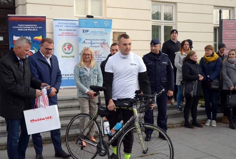 Sebastian Nowacki (z rowerem) przed Urzędem Miasta w Radomiu.