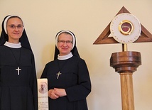 Siostry M. Anita i M. Laureta przy relikwiach założyciela w kaplicy w domu generalnym  przy ul. Czarnoleskiej  we Wrocławiu.