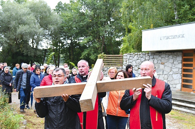 Uczestnicy przeszli 32 stacje.