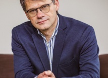 Prof. Andrzej Zybała jest politologiem. Zajmuje się m.in. rynkiem pracy i polityką społeczną.