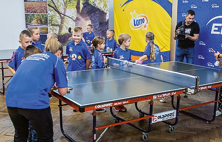 Wstać od stołu i ruszyć do stołu!