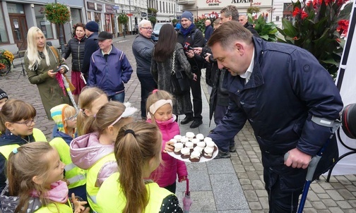 Prezydent miasta częstował najmłodszych karamBBą - bielskim ciastkiem w wersji mini.