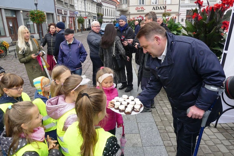 Prezydent miasta częstował najmłodszych karamBBą - bielskim ciastkiem w wersji mini.