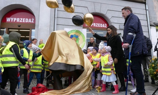 Przedszkolaki odsłoniły rzeźbę Szpiega z Krainy Deszczowców.