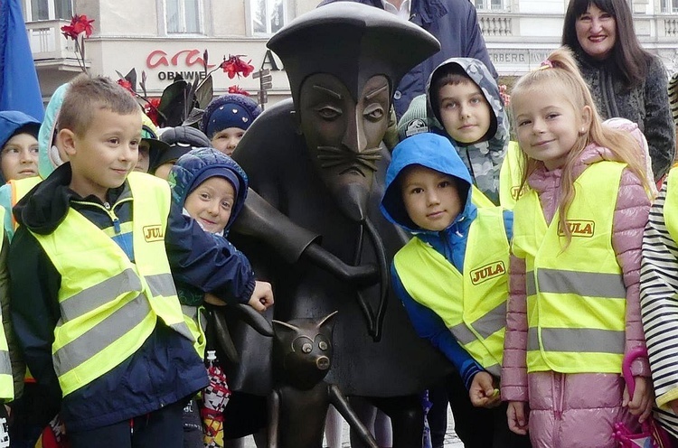 Bielskie przedszkolaki ze Szpiegiem z Krainy Deszczowców.