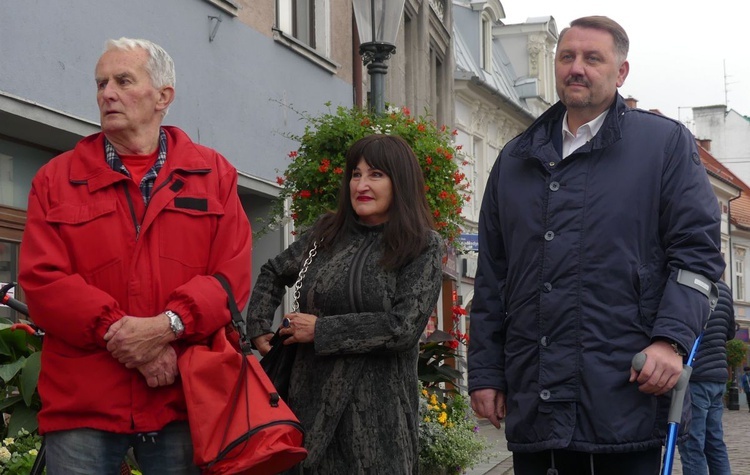 Od lewej: Tomasz Pagaczewski - syn Stanisława Pagaczewskiego, autora książek o prof. Gąbce, rzeźbiarka Lidia Sztwiertnia i prezydent Bielska-Białej - Jarosław Klimaszewski.