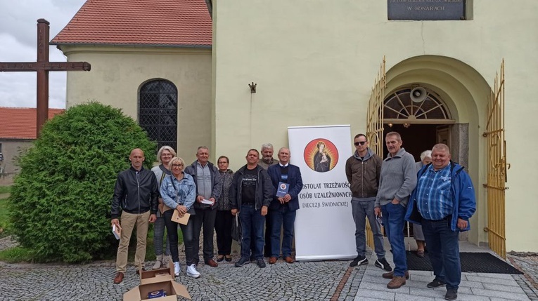 Grupa członków apostolstwa, którzy odwiedzili swojego duszpasterza w Konarach.