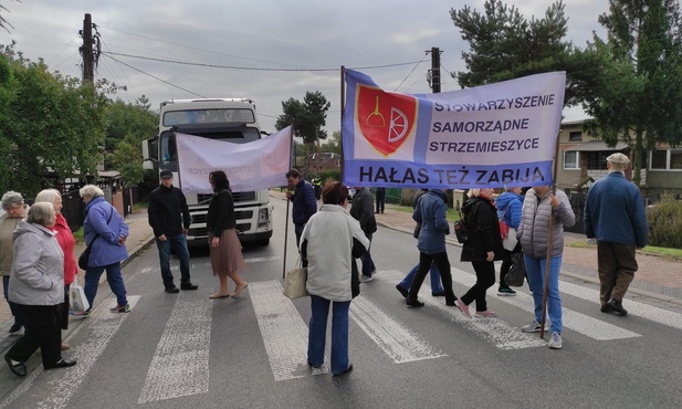 Dąbrowa Górnicza. Mieszkańcy Strzemieszyc nie chcą tirów pod oknami i po raz kolejny blokują drogę