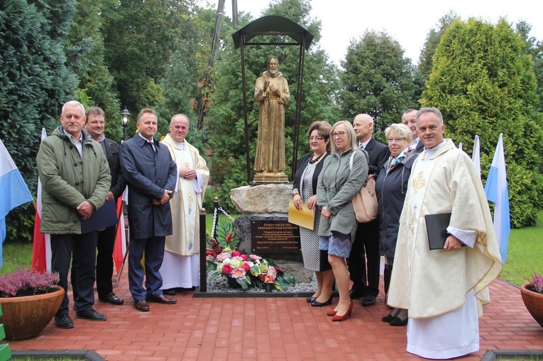 Dębica. Poświęcenie figury św. o. Pio