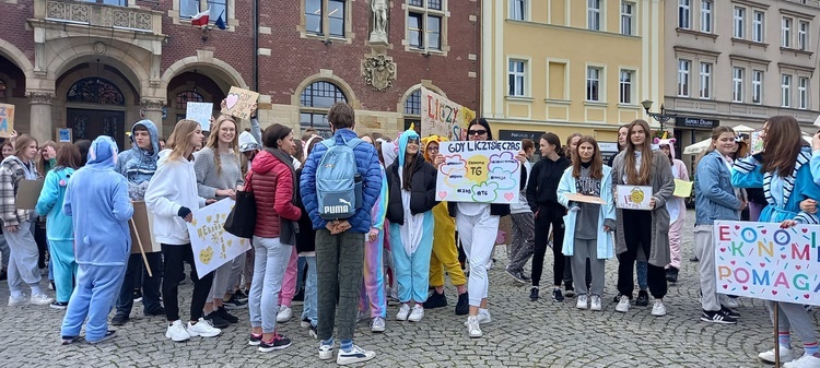 Tarnowskie Góry. Uczniowie i nauczyciele w piżamach szli przez centrum