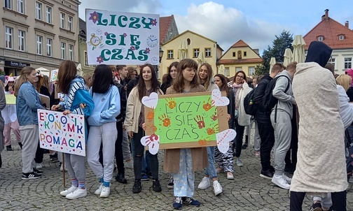 Tarnowskie Góry. Uczniowie i nauczyciele w piżamach szli przez centrum