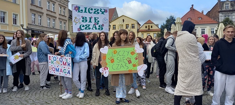 Tarnowskie Góry. Uczniowie i nauczyciele w piżamach szli przez centrum