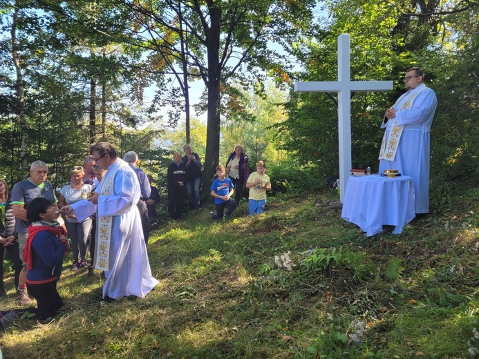 Parafialna pielgrzymka rodzin z Jaworza pod krzyż na Błatniej