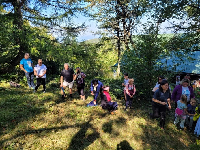 Parafialna pielgrzymka rodzin z Jaworza pod krzyż na Błatniej