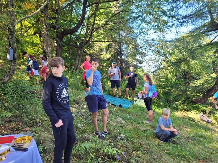 Parafialna pielgrzymka rodzin z Jaworza pod krzyż na Błatniej