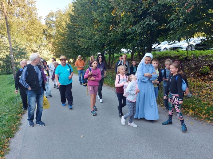 Parafialna pielgrzymka rodzin z Jaworza pod krzyż na Błatniej