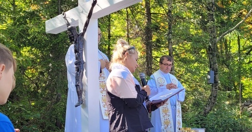 Biały krzyż z odnowioną figurą Ukrzyżowanego góruje z Błatniej nad Jaworzem.