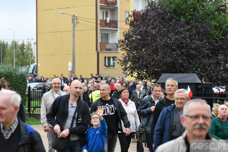 Mężczyźni dali świadectwo na ulicach Międzyrzecza