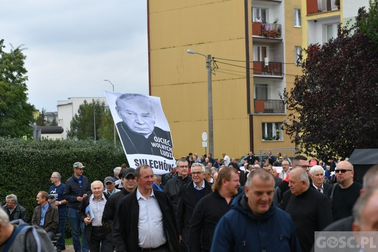 Mężczyźni dali świadectwo na ulicach Międzyrzecza