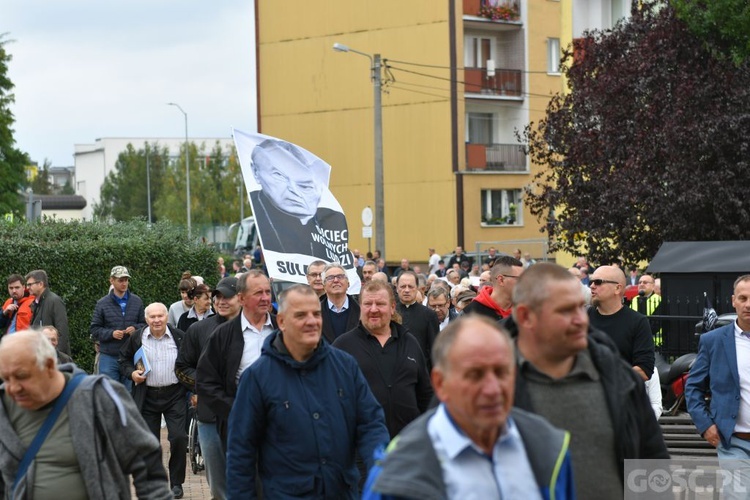 Mężczyźni dali świadectwo na ulicach Międzyrzecza