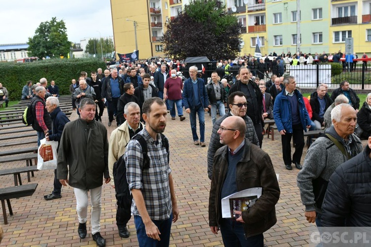 Mężczyźni dali świadectwo na ulicach Międzyrzecza