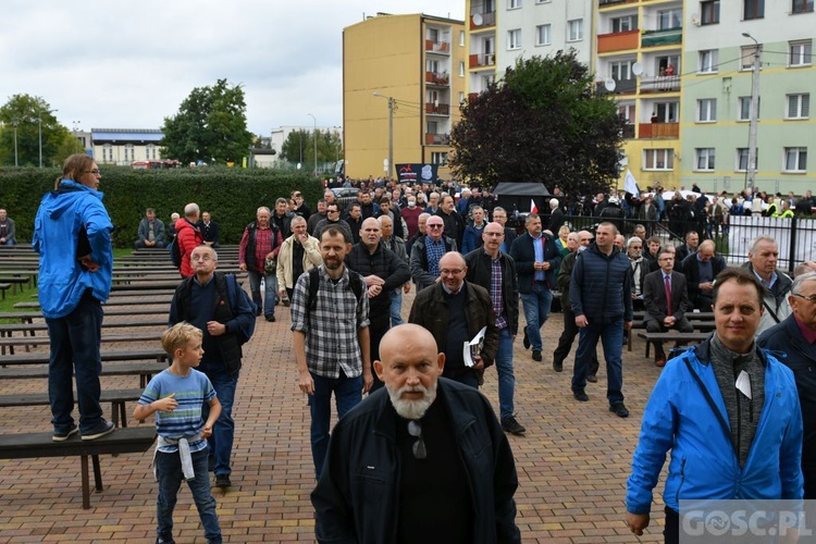 Mężczyźni dali świadectwo na ulicach Międzyrzecza