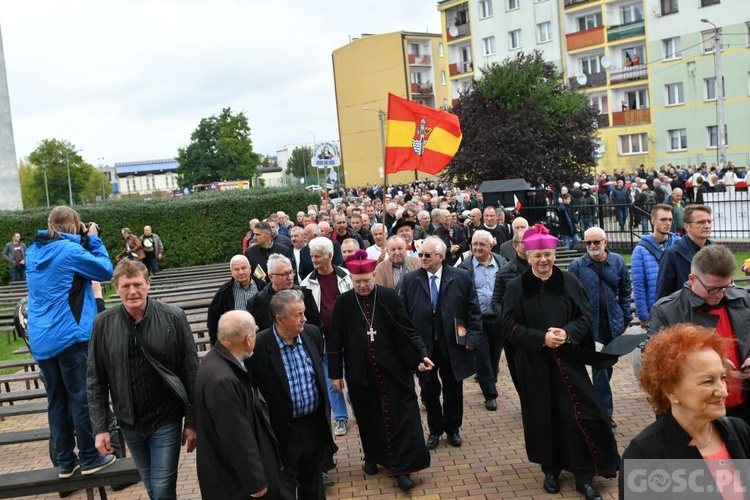 Mężczyźni dali świadectwo na ulicach Międzyrzecza