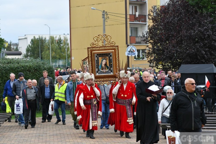 Mężczyźni dali świadectwo na ulicach Międzyrzecza