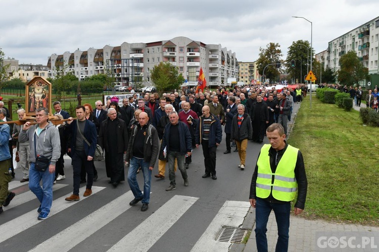 Mężczyźni dali świadectwo na ulicach Międzyrzecza