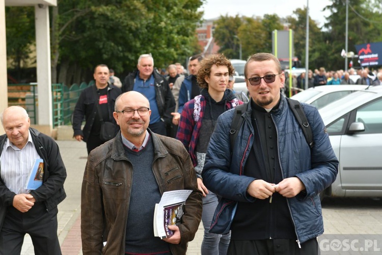 Mężczyźni dali świadectwo na ulicach Międzyrzecza