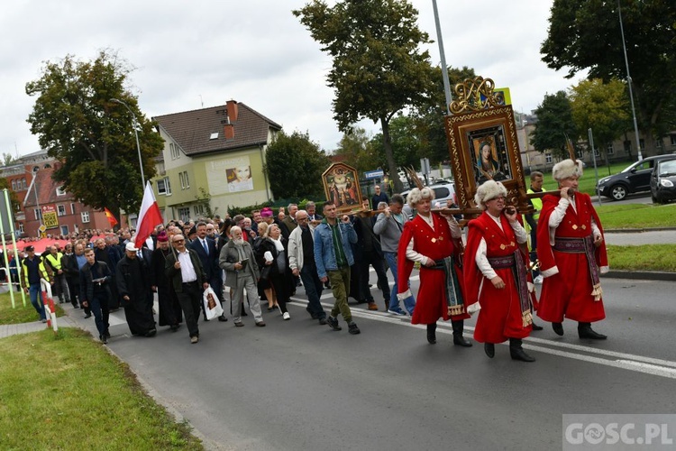 Mężczyźni dali świadectwo na ulicach Międzyrzecza